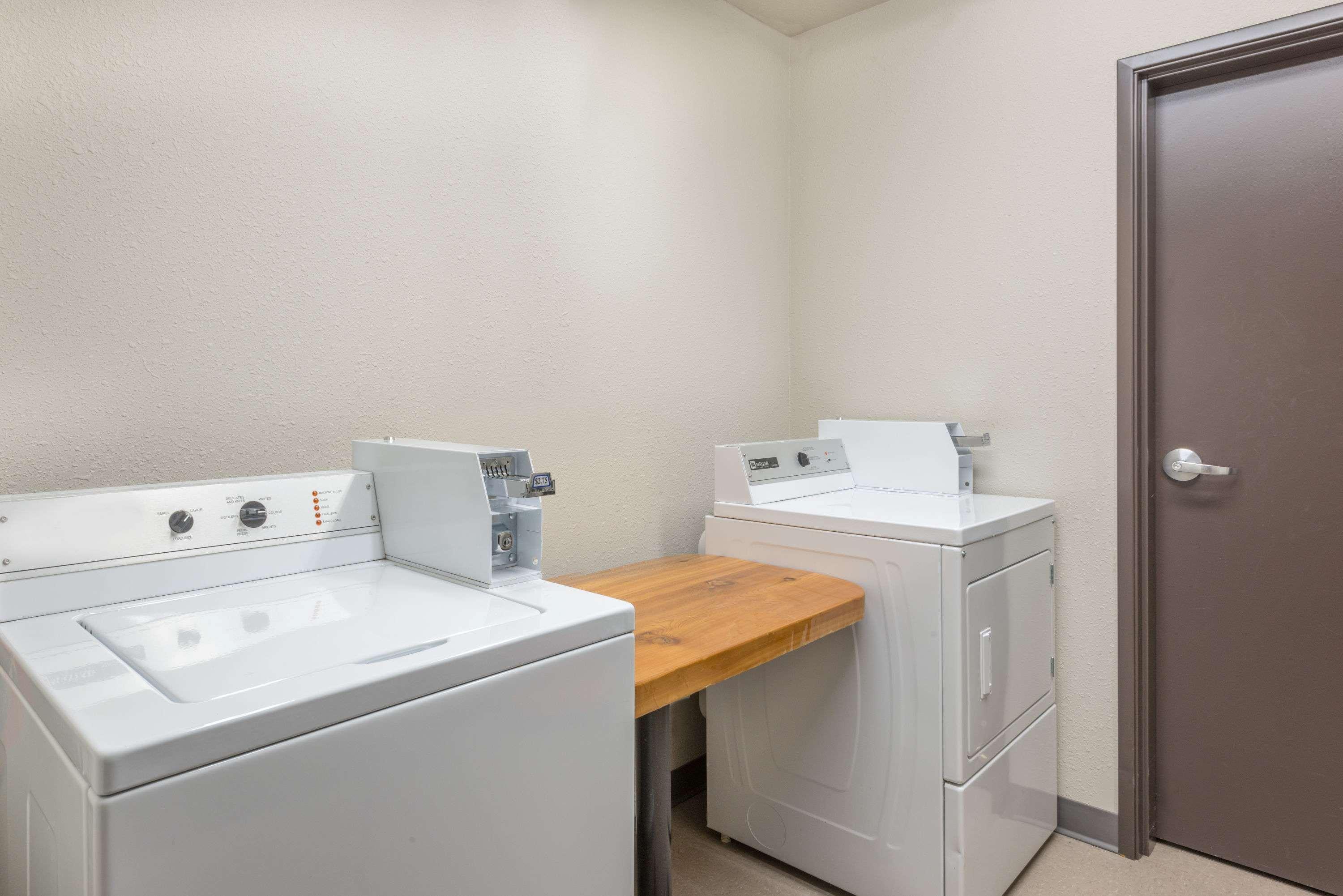 Super 8 By Wyndham Innisfail Buitenkant foto